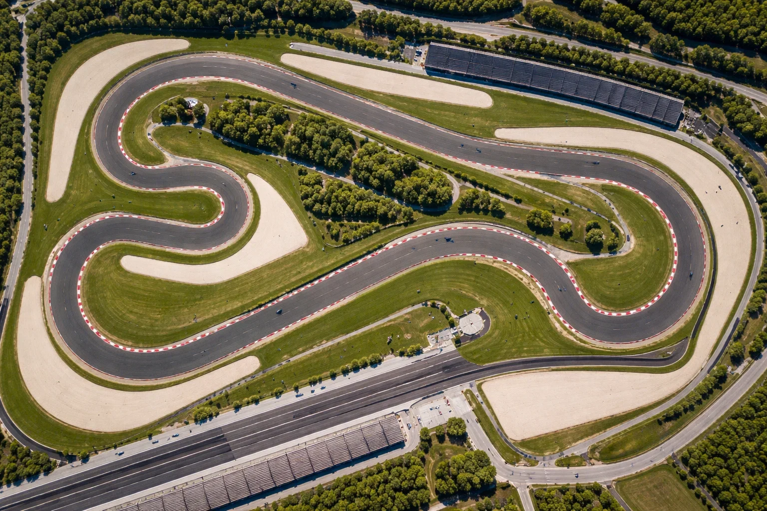 Luftaufnahme einer Formel-1-Rennstrecke mit charakteristischen Kurven